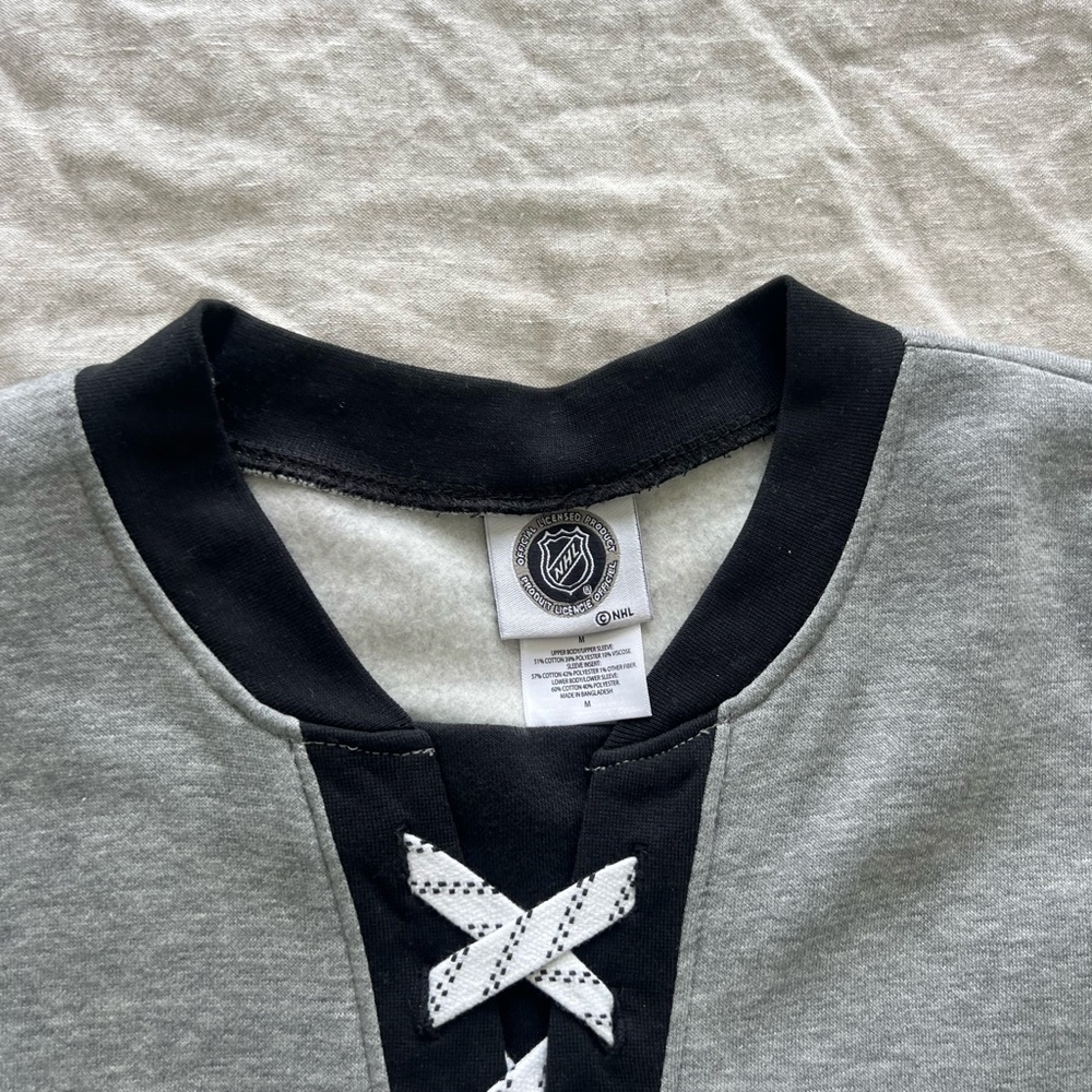 Blackhawks crew neck - size medium - Picture 2 of 2